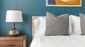 1 slaapkamer, een bureau, een strijkplank/strijkijzer, wifi