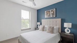 2 室のベッドルーム、デスク、アイロン / アイロン台、WiFi