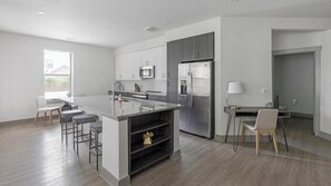 冷蔵庫、ダイニングテーブル