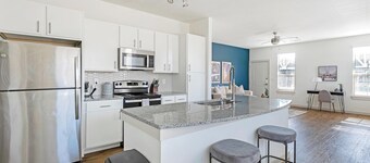 Landing | Stunning 3BD, Gym, Pool