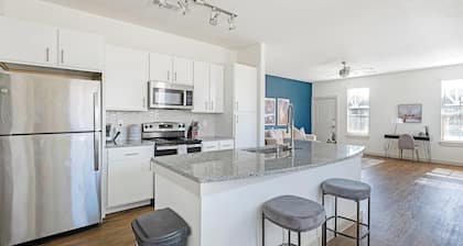 Landing | Stunning 3BD, Gym, Pool