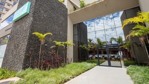 Edifici modern amb façana de pedra, un rètol que diu 'GAM' i entrada de vidre.