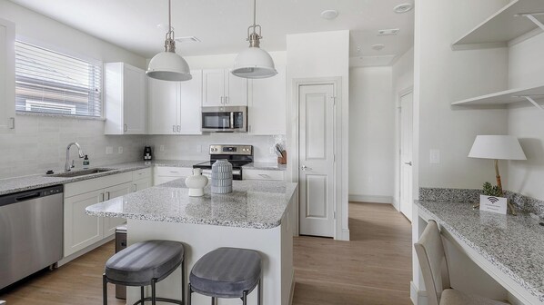 Refrigerador y comedor 