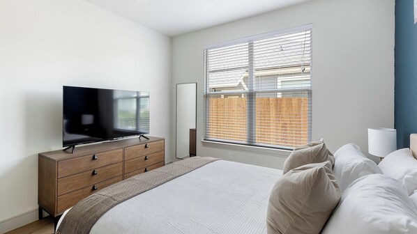 2 bedrooms, desk, iron/ironing board, WiFi