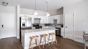 Réfrigérateur, tables à manger