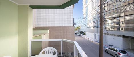 Basic Apartment | Outdoor dining