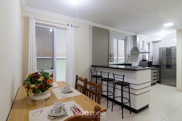 Basic Apartment | Dining