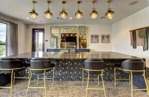 Frigorifero, tavolo da pranzo