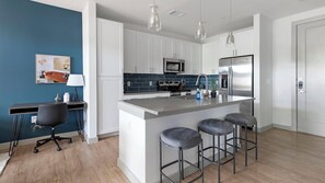 Geladeira, mesas de jantar