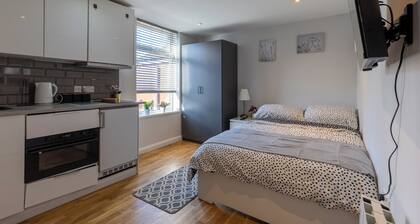Modern Comfortable Studio with kitchenette for 1-2 people, close to station
