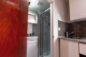 Sèche-cheveux, serviettes fournies, savon, papier toilette