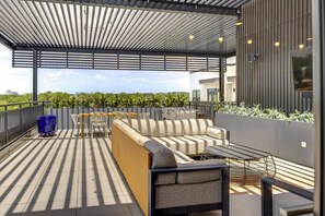 Outdoor dining - Landing | Amazing 1BD, Yoga Studio, Gym (Austin)