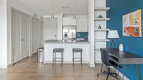 Jääkaappi, ruokailupöytä