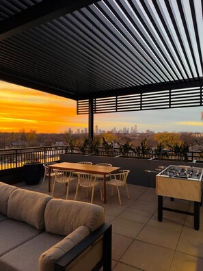 Outdoor dining - Landing | Amazing 1BD, Yoga Studio, Rooftop Lounge (Austin)