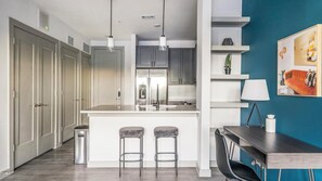 Réfrigérateur, tables à manger