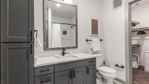 Bathroom - Landing | Beautiful 1BD, Yoga Studio (Austin)