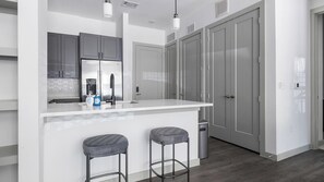 Kühlschrank, Esstisch