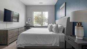 1 dormitori, escriptori, planxa i posts de planxar i wifi