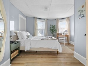 3 chambres, bureau, fer et planche à repasser, lit de bébé portatif