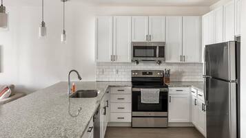 Réfrigérateur, tables à manger