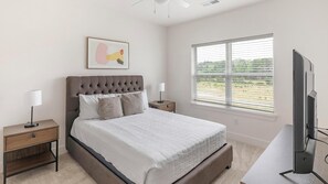 2 soverom, skrivebord, strykejern/-brett og wi-fi