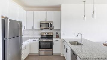 Réfrigérateur, tables à manger