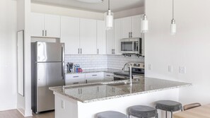 Réfrigérateur, tables à manger