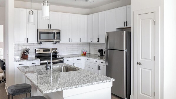 Jääkaappi, ruokailupöytä