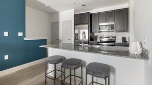 冷蔵庫、ダイニングテーブル