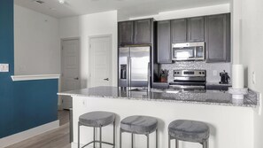 Een koelkast, een eettafel