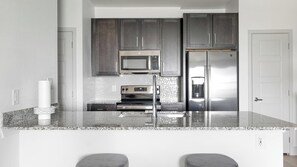 Een koelkast, eettafels