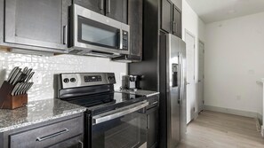 Réfrigérateur, table de salle à manger