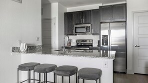 冷蔵庫、ダイニングテーブル