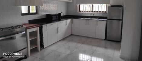 Kylskåp, mikrovågsugn, ugn och spishäll