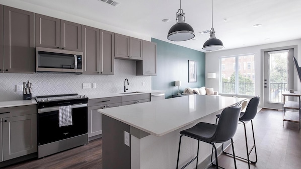 Jääkaappi, ruokailupöytä