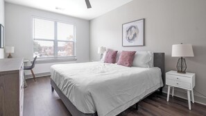 1 dormitorio, escritorio, tabla de planchar con plancha y wifi