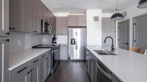 Køleskab, spisebord