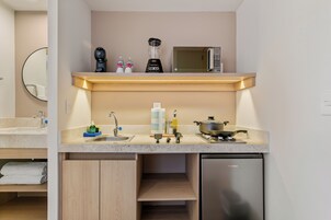 Frigobar, microondas, placa de cocina, lavavajillas