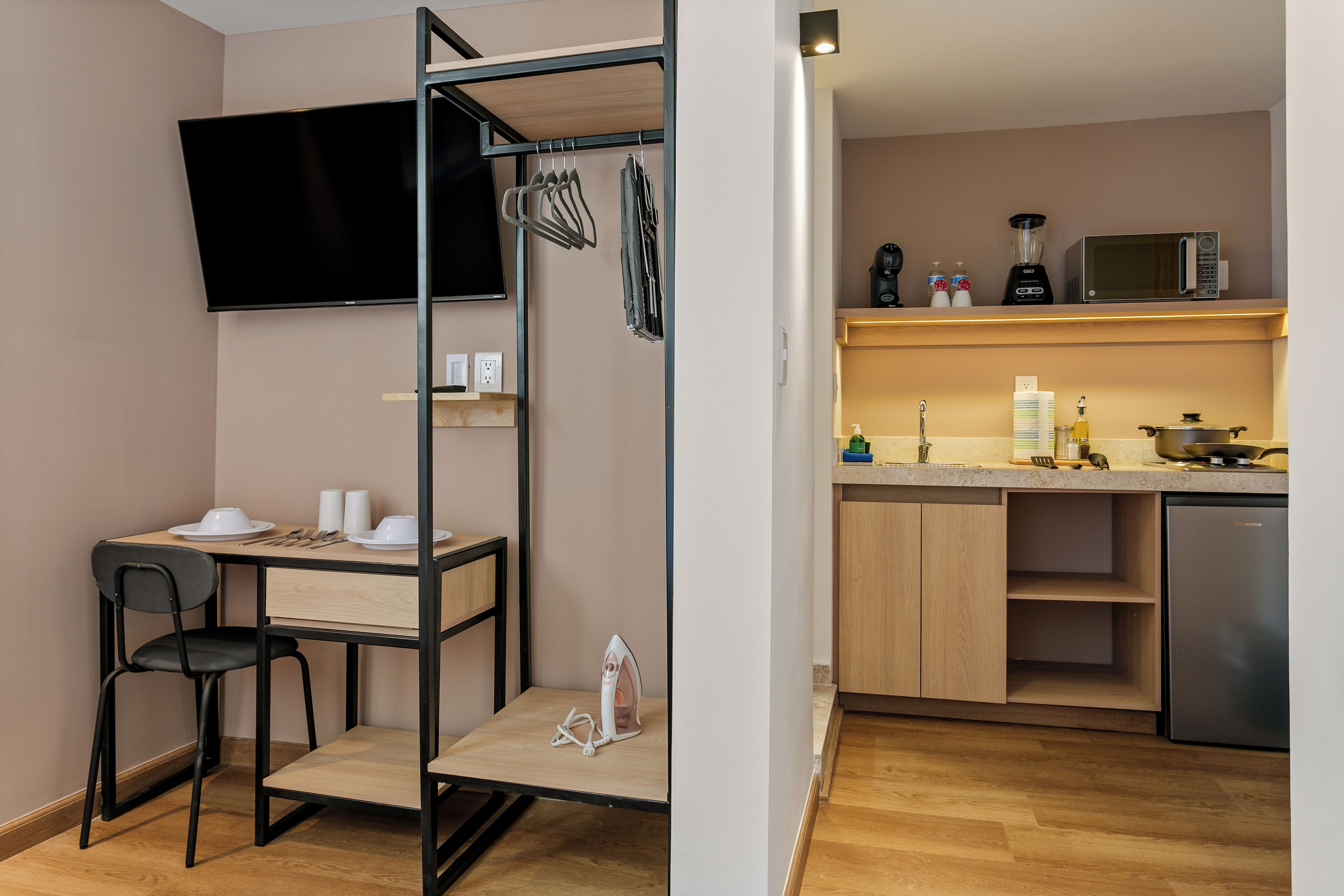 Studiosuite – premium | Dundyner, memory foam-senger, skrivebord og skrivebord for bærbar PC