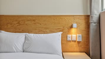 Premium-studiosuite | Dundyner, senge med madrasser af memory foam, skrivebord