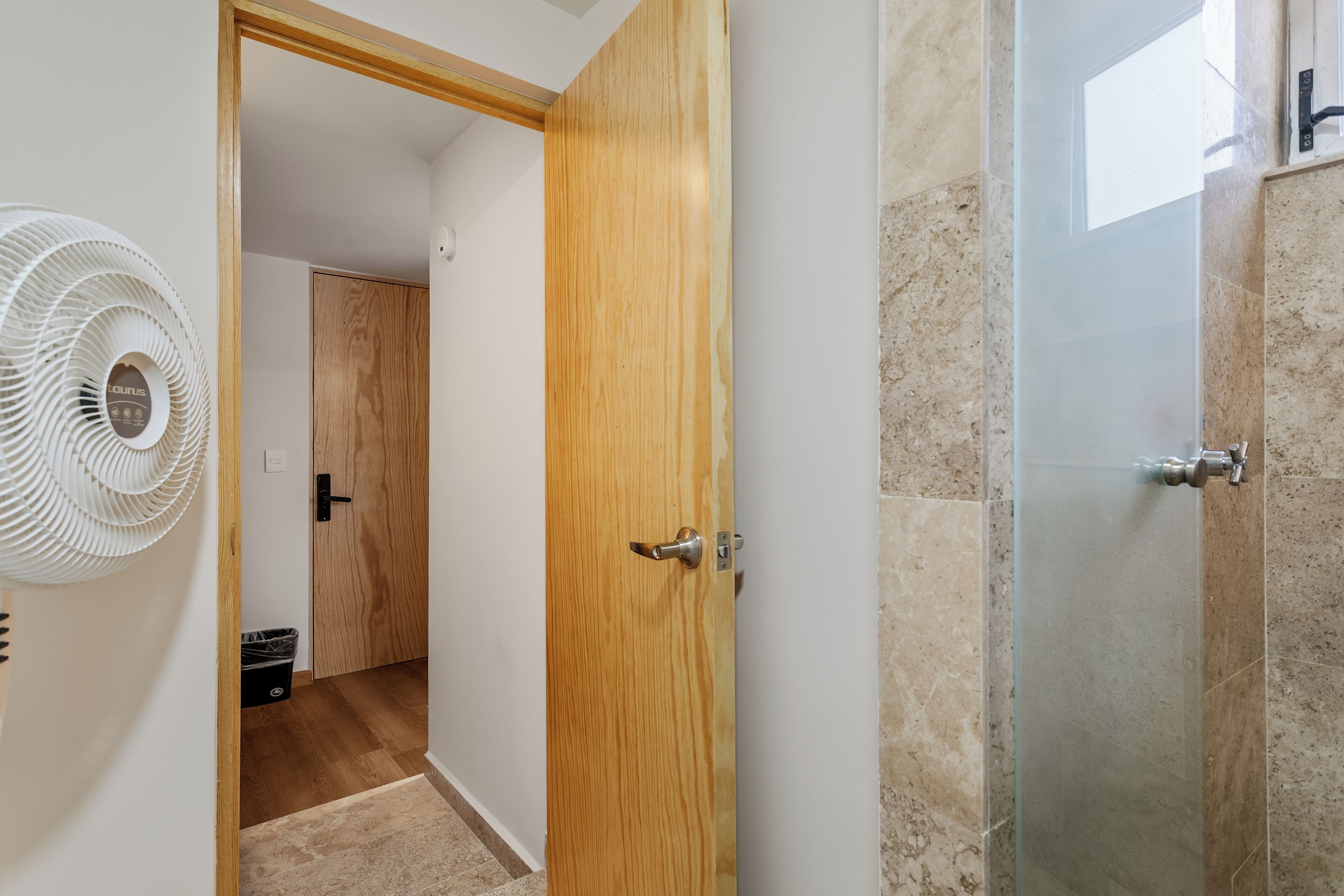 Premium studio suite | Badkamer | Een douche, een haardroger, handdoeken, zeep