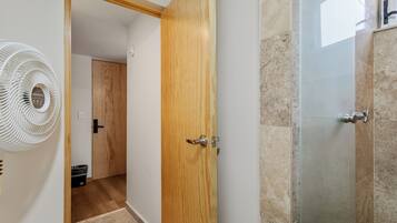 Suite estudio Premium | Baño | Ducha, secador de pelo, toallas y jabón