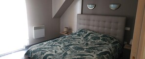 6 bedrooms, iron/ironing board, WiFi, bed sheets