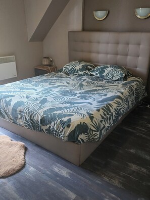 6 bedrooms, iron/ironing board, WiFi, bed sheets