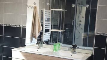 Douche, sĂšche-cheveux, serviettes fournies, papier toilette