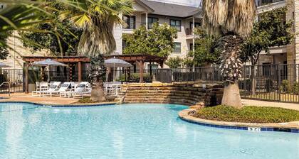 Landing | Chic 2BD, Pool, Clubhouse