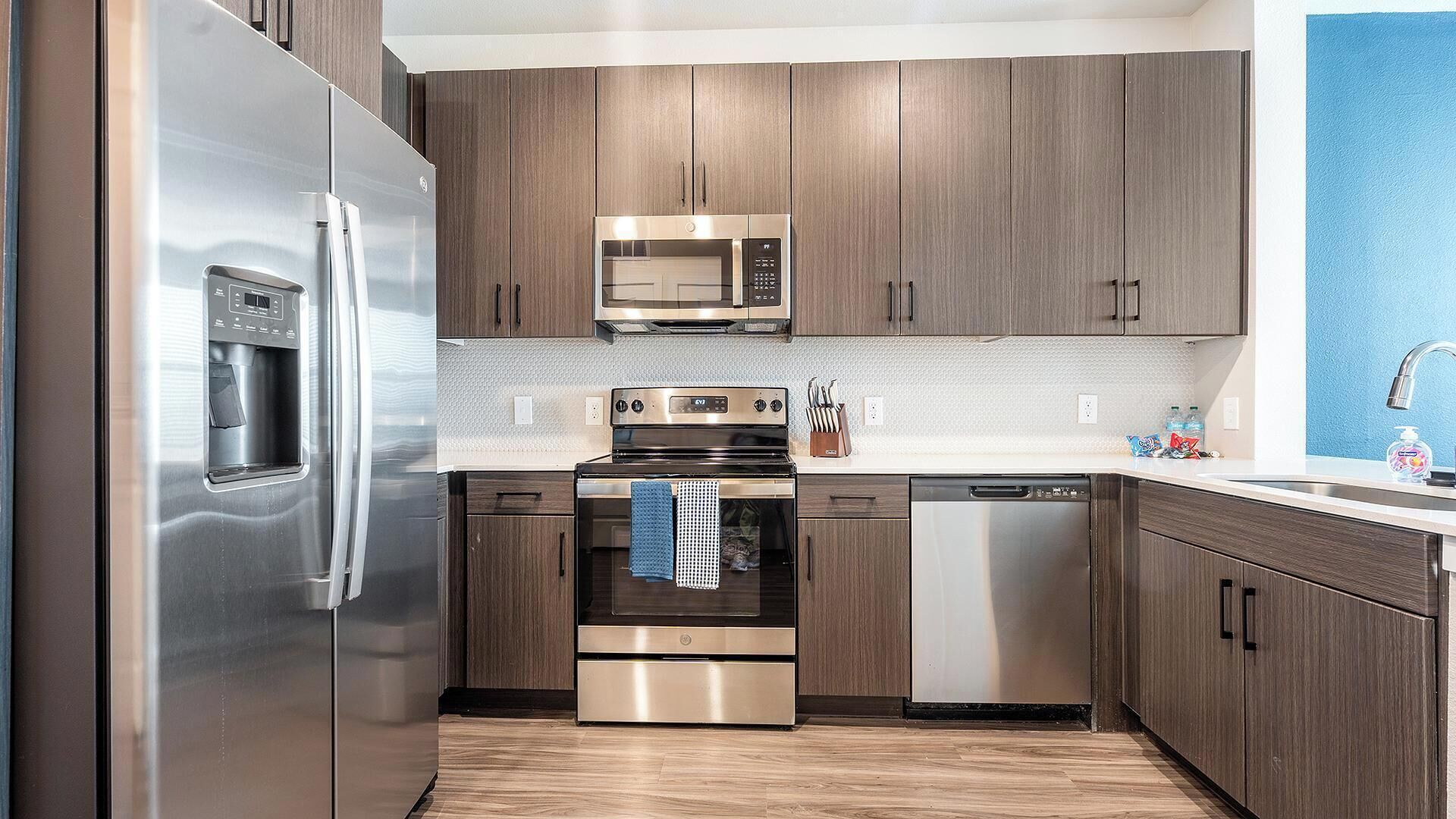 Een koelkast, eettafels