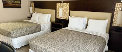 Tweepersoonskamer | Een bureau, een laptopwerkplek, een strijkplank/strijkijzer, gratis wifi