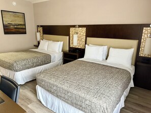Habitación doble | Escritorio y espacio para trabajar con laptop