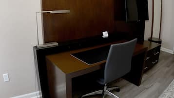 Comfort Room | Desk, laptop workspace, iron/ironing board, free WiFi